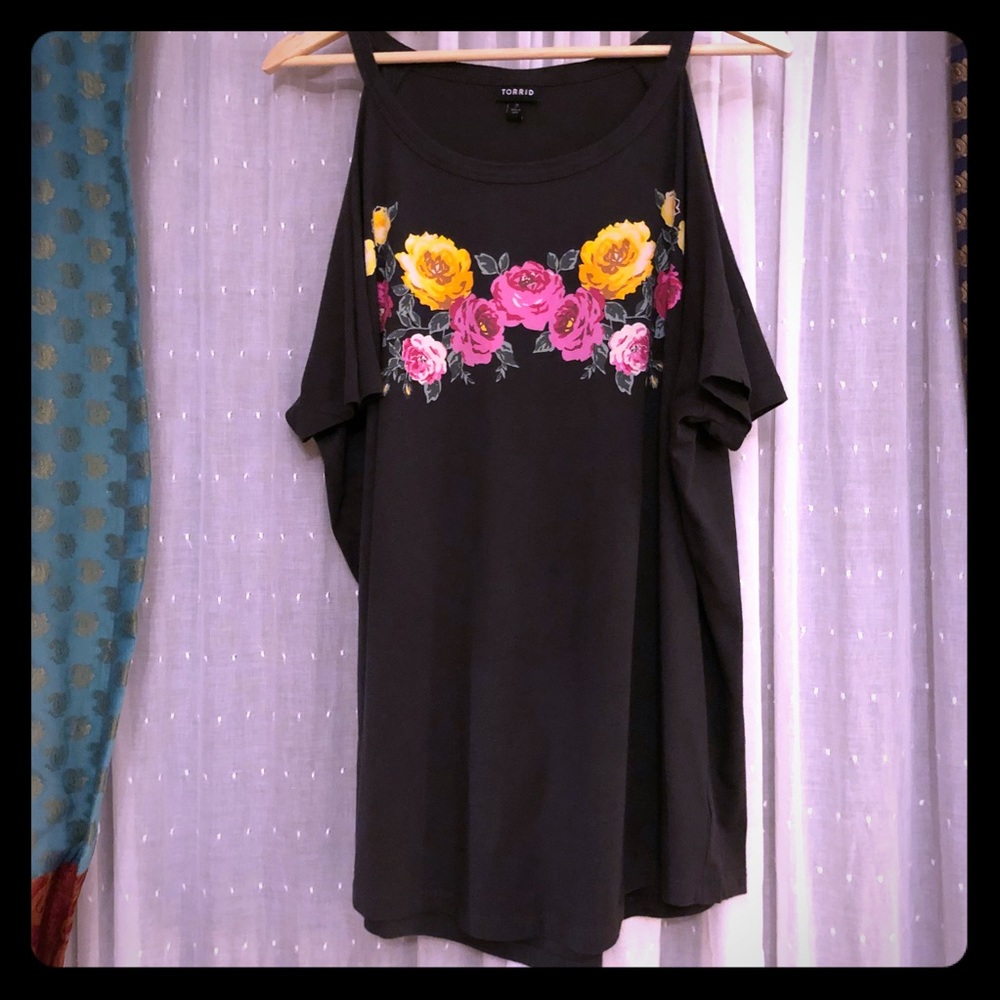 Torrid Cold Shoulder Tee 2x NWOT